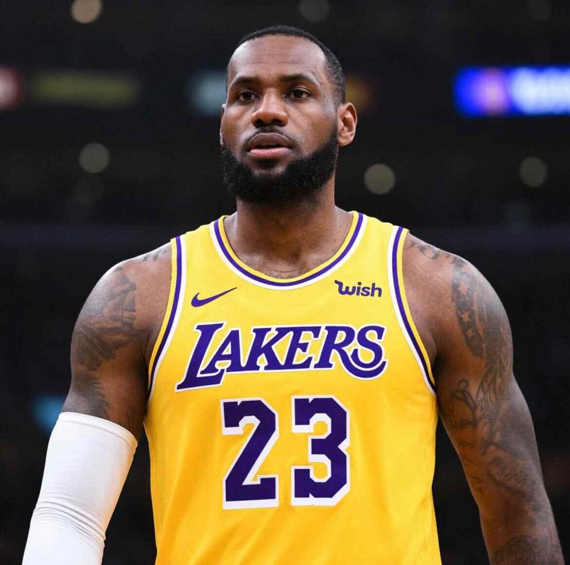 Леброн Джеймс начинает 23-й сезон в НБА: победа над травмой